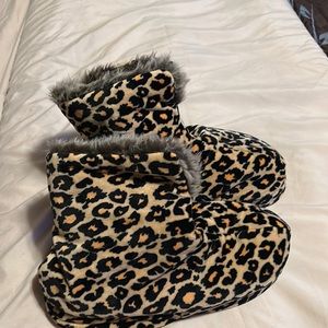 Battery operated massaging houseshoes